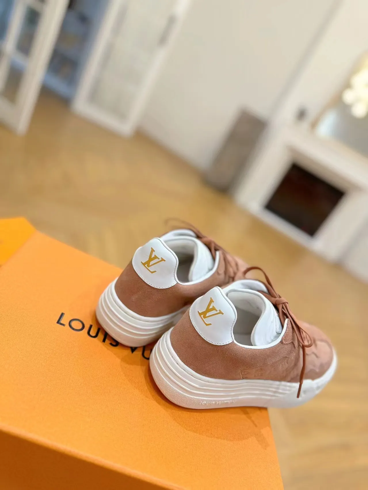 👟👟Ex-factory price 620👟👟Men's size +10 Same style for men and women🔥🔥𝐋𝐕 𝐃𝐢𝐬𝐜𝐨𝐯𝐞𝐫𝐲 2024 new sports shoes thick sole casual ❗️❗️ original purchase development and production LV Discovery lace-up shoes were unveiled at Louis Vuitton's fourth show. They are made of technical mesh fabric and metallic synthetic materials to create a streamlined design. Brand elements embellish the upper and lightweight rubber outsole, with technical shoelaces. Fabric: Original imported cowhide + technology mesh Inner lining: Original customized breathable mesh Sole: Original molded ultra-light rubber foam material Bottom thickness: 5.5CM Size: Women's 35-41 (41 customized), Men's 39-46, (45-46 customized)